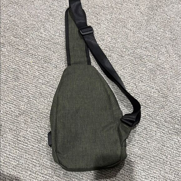 Green Belt Bag with Compact Design and Single Strap - Picture 2 of 3